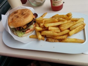 Burger Chalet mit extra Bacon und Pommes