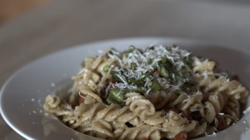 Pesto Nudeln mit getrockneten Tomaten, Basilikum und Parmesan